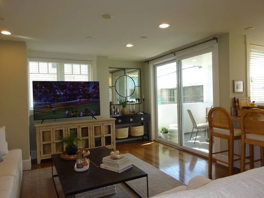 Duplex in Manhattan Beach, Los Angeles County