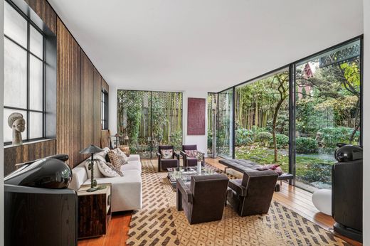 Townhouse in Neuilly-sur-Seine, Hauts-de-Seine