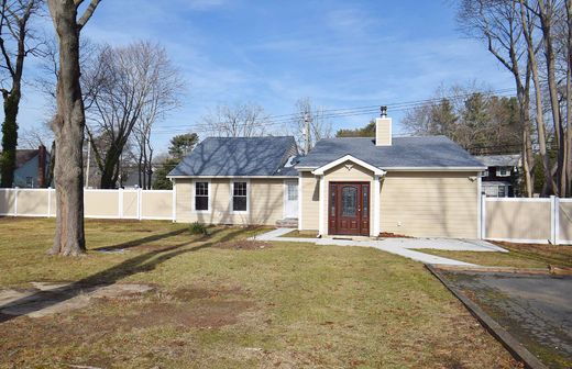 Detached House in Hauppauge, Suffolk County