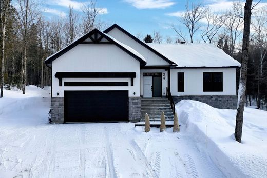 Vrijstaand huis in Saint-Hippolyte, Laurentides