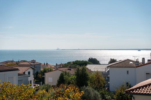 Apartment in Saint-Sulpice-de-Royan, Charente-Maritime
