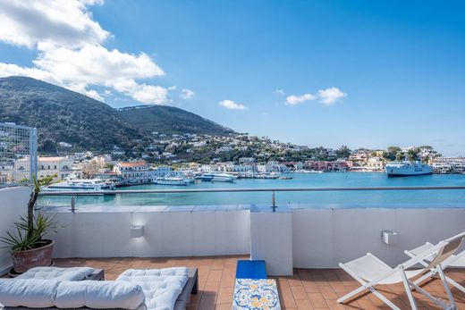 Apartment / Etagenwohnung in Ischia, Neapel
