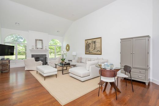 Apartment in Southampton, Suffolk County