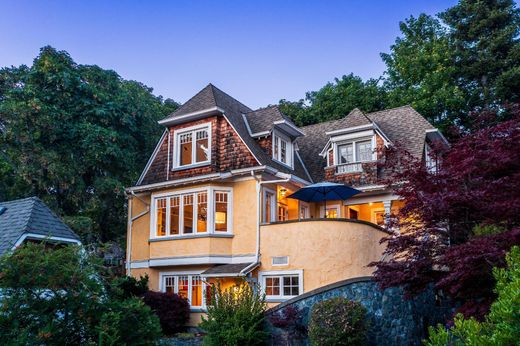 Detached House in Oak Bay, Capital Regional District