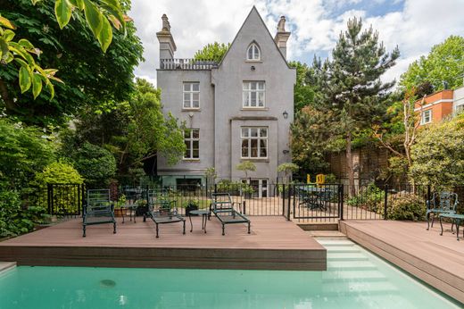 Detached House in London, Greater London