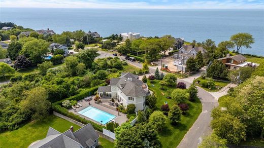 Detached House in Greenport, Suffolk County