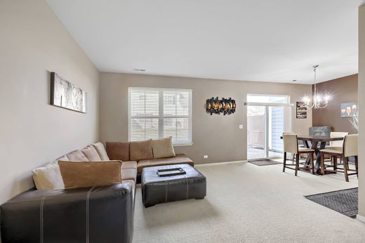 Townhouse in Elgin, Kane County