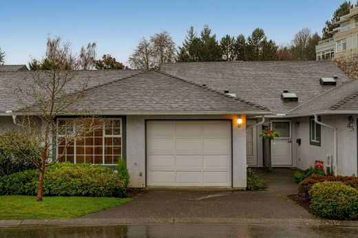 Dom miejski w Saanich, Capital Regional District