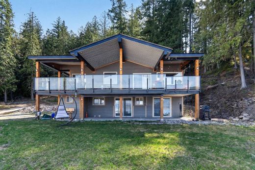 Detached House in Salmon Arm, British Columbia