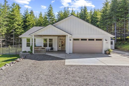 Luxury home in Castle Rock, Cowlitz County