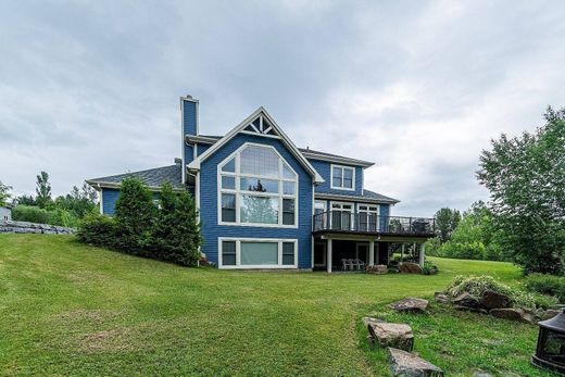 Detached House in Saint-Ferréol-les-Neiges, Capitale-Nationale