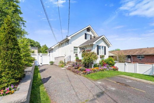 Detached House in Ridgefield Park, Bergen County