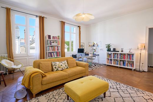 Mehrfamilienhaus in Tours, Indre-et-Loire