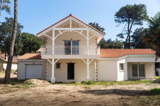 Detached House in Saint-Sulpice-de-Royan, Charente-Maritime