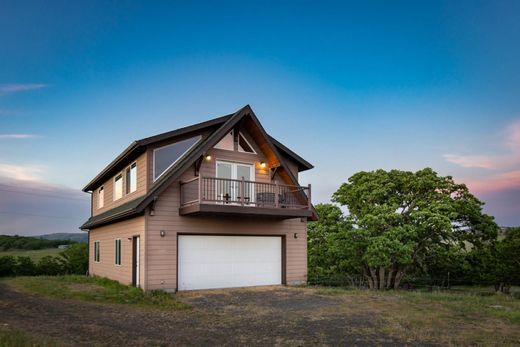 Luxury home in Lyle, Klickitat County