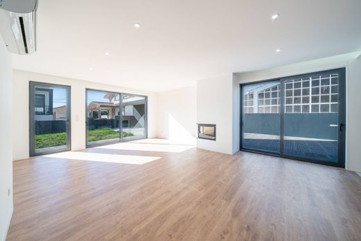 Semidetached House in Vila Nova de Gaia, Distrito do Porto