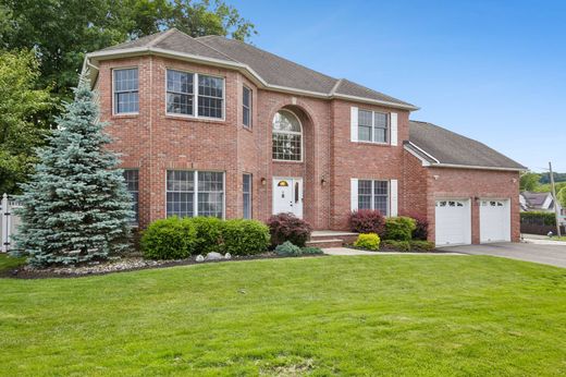 Detached House in West Orange, Essex County