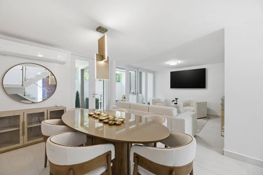 Townhouse in Guaynabo, Guaynabo Barrio-Pueblo