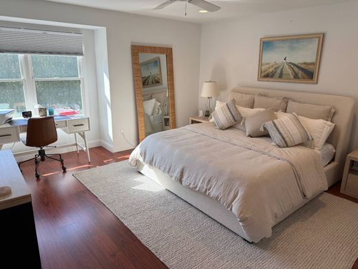 Townhouse in Southampton, Suffolk County
