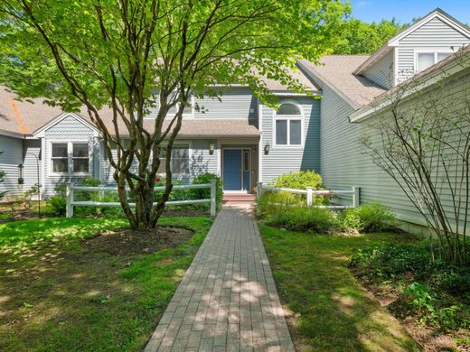 Townhouse in Acton, Middlesex County