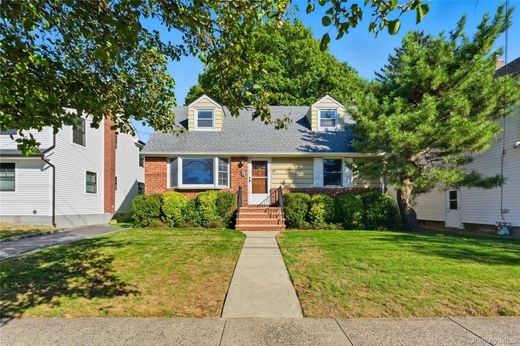 Detached House in Albertson, Nassau County
