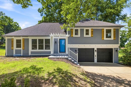 Luxury home in Prairie Village, Johnson County
