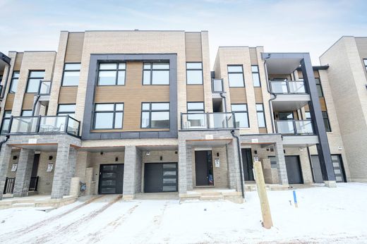 Townhouse - Oakville, Ontario