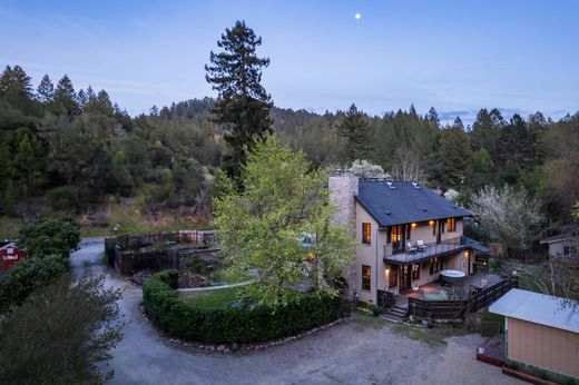 Guerneville, Sonoma Countyの一戸建て住宅