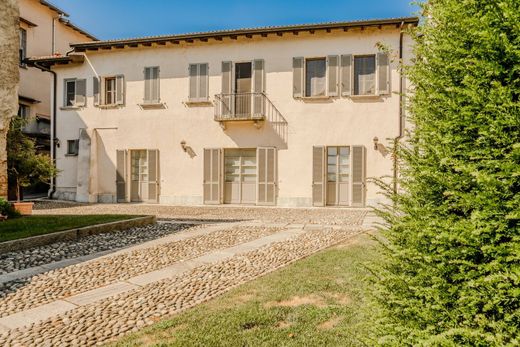 Appartamento a Arona, Novara