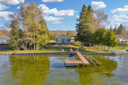 Detached House in Hubbard Lake, Alpena County