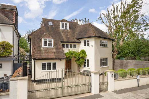 Detached House in London, Greater London