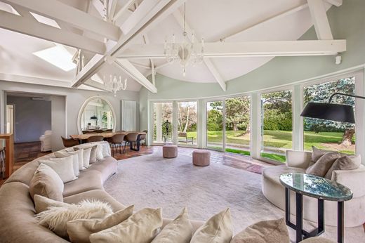 Detached House in Les Mesnuls, Yvelines