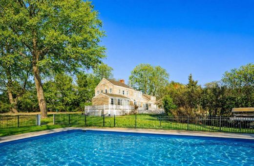 Detached House in Water Mill, Suffolk County
