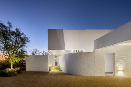 Detached House in Stellenbosch Central, Cape Winelands District Municipality