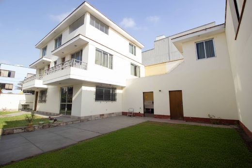 Detached House in Santiago de Surco, Lima