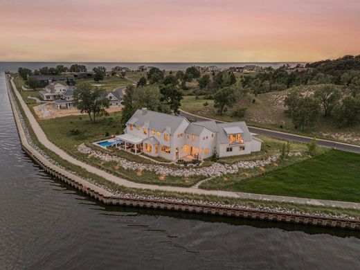 Detached House in Saugatuck, Allegan County