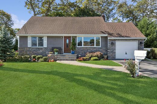Detached House in Deer Park, Suffolk County