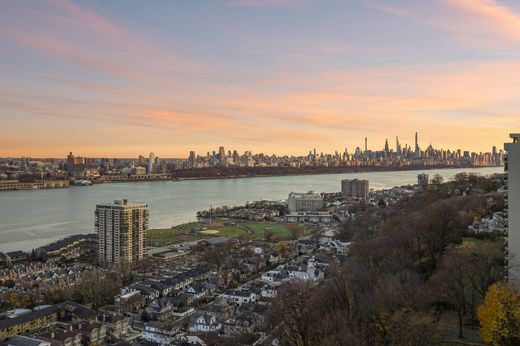 منزل ﻓﻲ Fort Lee, Bergen County