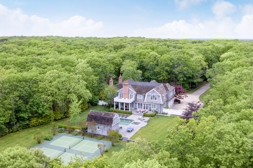 Detached House in Bridgehampton, Suffolk County