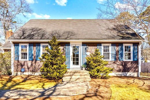 Detached House in Mashpee, Barnstable County