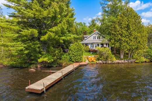 Einfamilienhaus in Saint-Hippolyte, Laurentides