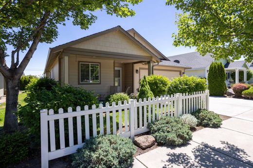 Luxury home in Redmond, Deschutes County