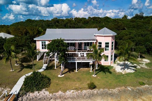 Detached House in Scotland Cay