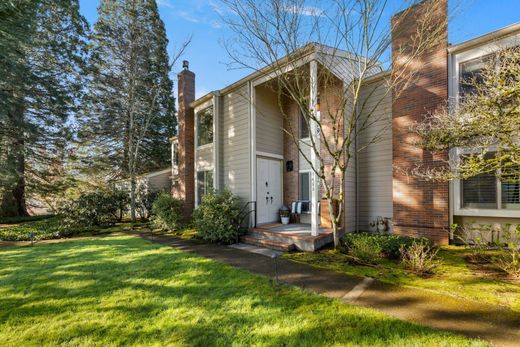 Apartment in Lake Oswego, Clackamas County