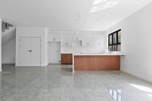 Townhouse in Ironshore, Saint James Parish