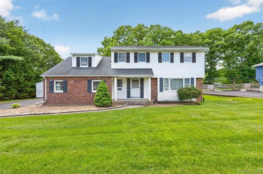Detached House in Dix Hills, Suffolk County