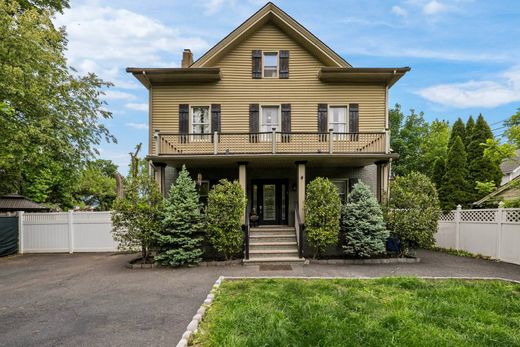 Luxury home in Bloomfield, Essex County
