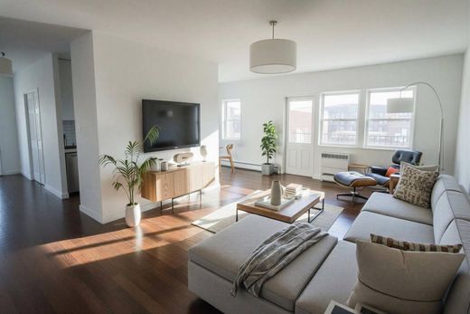 Luxury home in West New York, Hudson County
