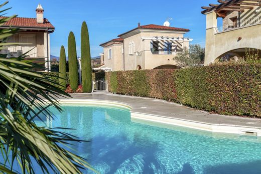 Villa a Manerba del Garda, Brescia