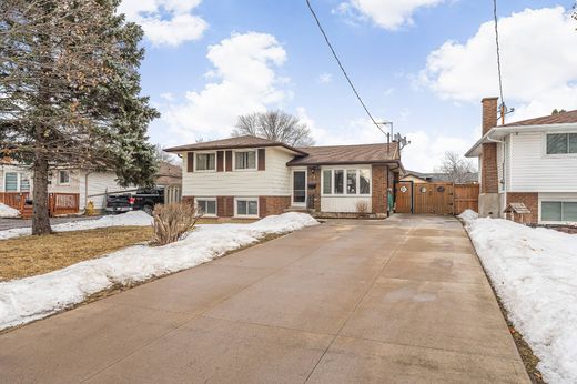 Detached House in St. Catharines, Regional Municipality of Niagara